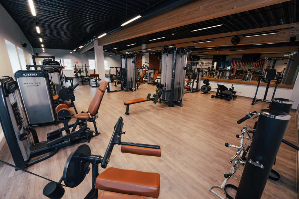 Wie in den vergangenen Jahren hören wir nicht auf, unser Studio kontinuierlich zu verbessern. Im Jahr 2026 erwarten euch wieder einige spannende Neuigkeiten!




Erweiterung des Geräteparks: Anfang März werden unsere beliebtesten Geräte doppelt ausgeführt. Diese Erweiterung sorgt dafür, dass ihr auch bei einer höheren Frequentierung euer Training ohne Wartezeiten durchführen könnt. So könnt ihr noch effektiver und entspannter trainieren!